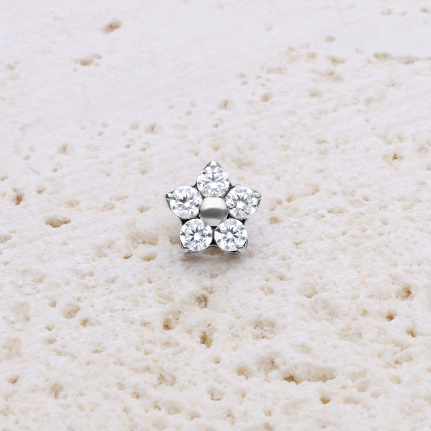 Embout en forme d'étoile avec des cristaux clairs sur une surface de pierre claire