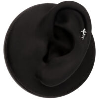 Embout d'oreille noir avec design Koi Embout d'oreille noir avec design Koi argenté sur fond noir