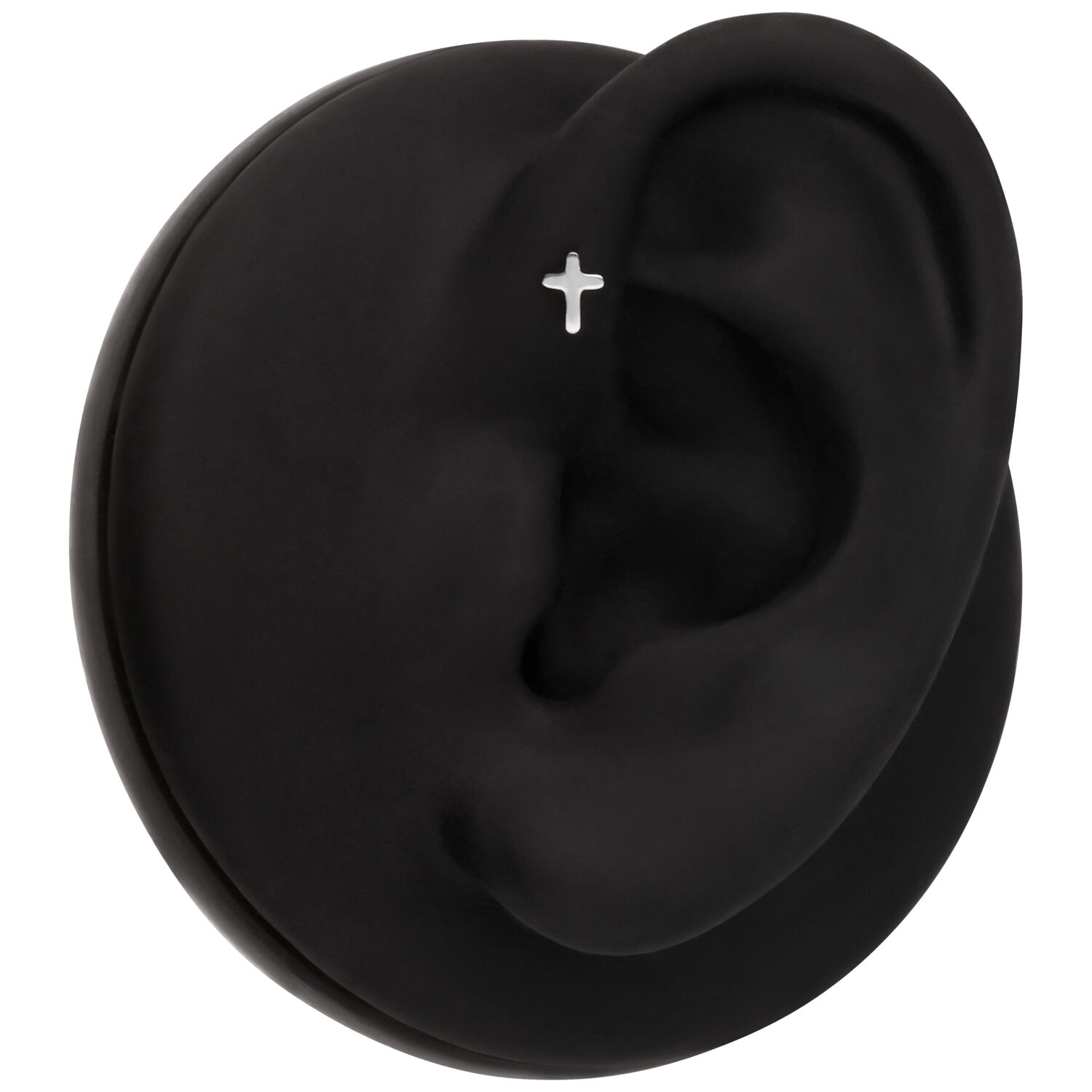 Modèle d'oreille noir avec piercing croix argenté sur fond noir
