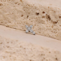 Petit embout croix en cristal, argent Petit embout croix en cristal argenté sur surface en pierre beige
