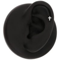 Petit embout croix en cristal argenté Embout croix en cristal argenté sur modèle d'oreille noire