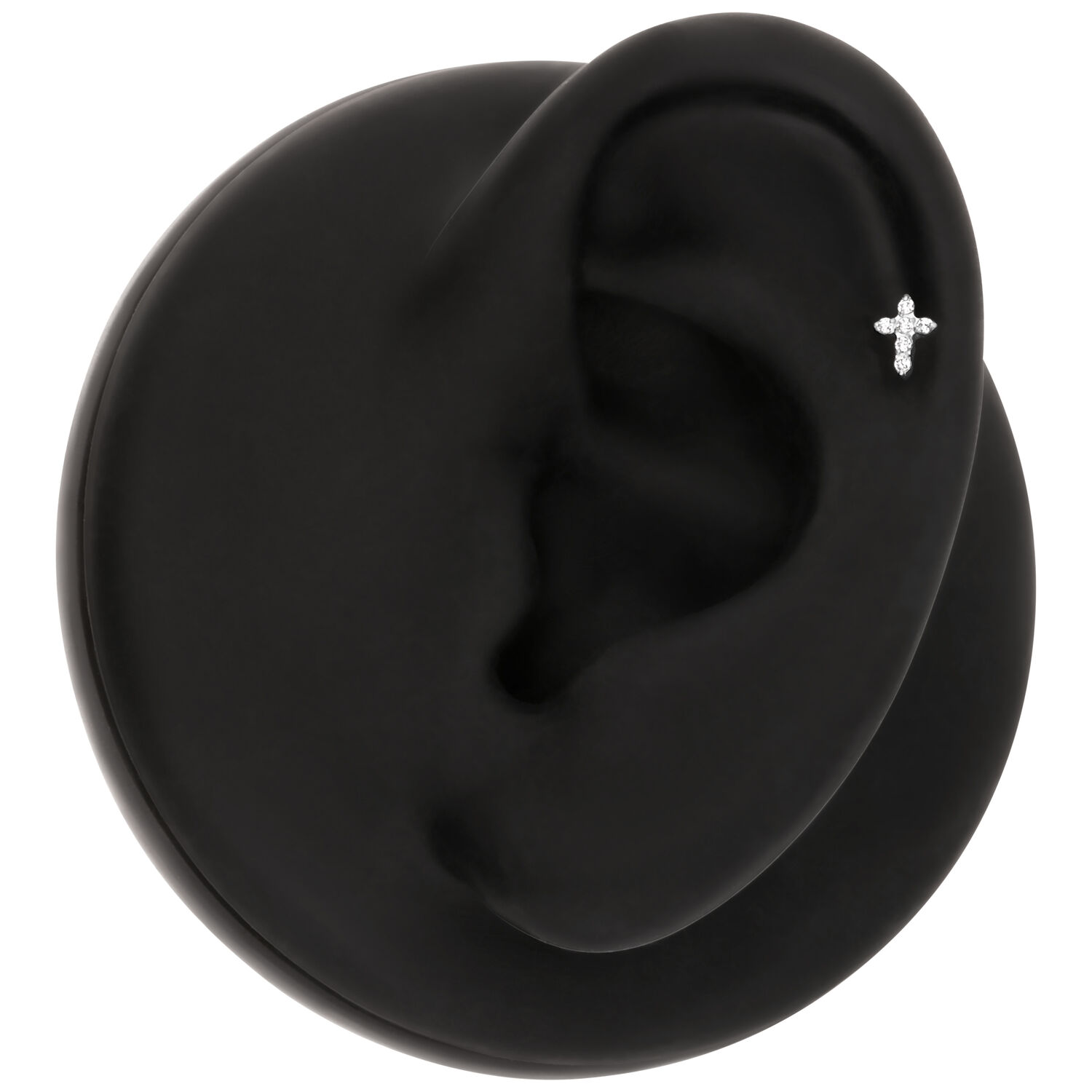 Petit embout croix en cristal argenté Embout croix en cristal argenté sur modèle d'oreille noire
