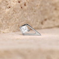 Embout en titane argenté avec cristal clair sur fond beige