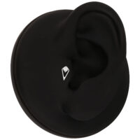 Embout de piercing noir avec cristal clair sur un modèle d'oreille noire