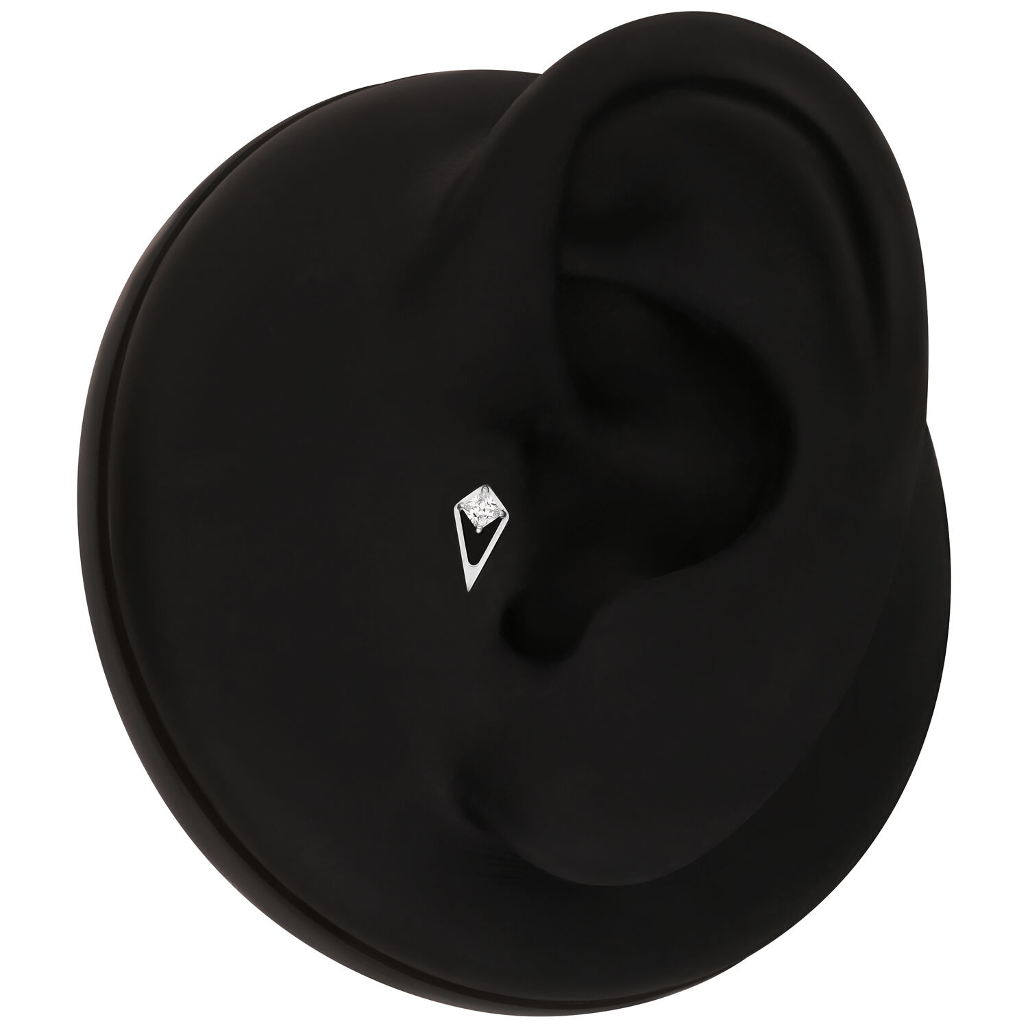 Embout de piercing noir avec cristal clair sur un modèle d'oreille noire