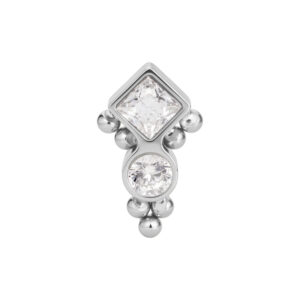Ornement argenté avec cristal carré et rond sur fond blanc