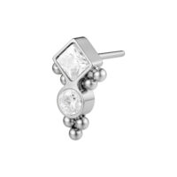 Clou d'oreille argenté avec cristaux Clou argenté avec cristal carré et rond, décoré de petites boules, sur fond blanc