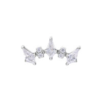 Embout de piercing Kite Arch avec cristaux Embout de piercing en argent avec cristaux clairs en forme de couronne sur fond blanc