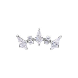 Embout de piercing en argent avec cristaux clairs en forme de couronne sur fond blanc