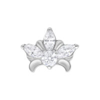 Embout de Tiara Argenté avec Cristaux Embout de Tiara en métal argenté avec cristaux clairs sur fond blanc