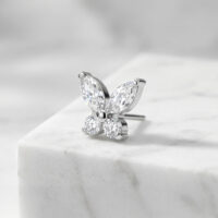 Embout papillon en argent avec cristaux clairs sur marbre