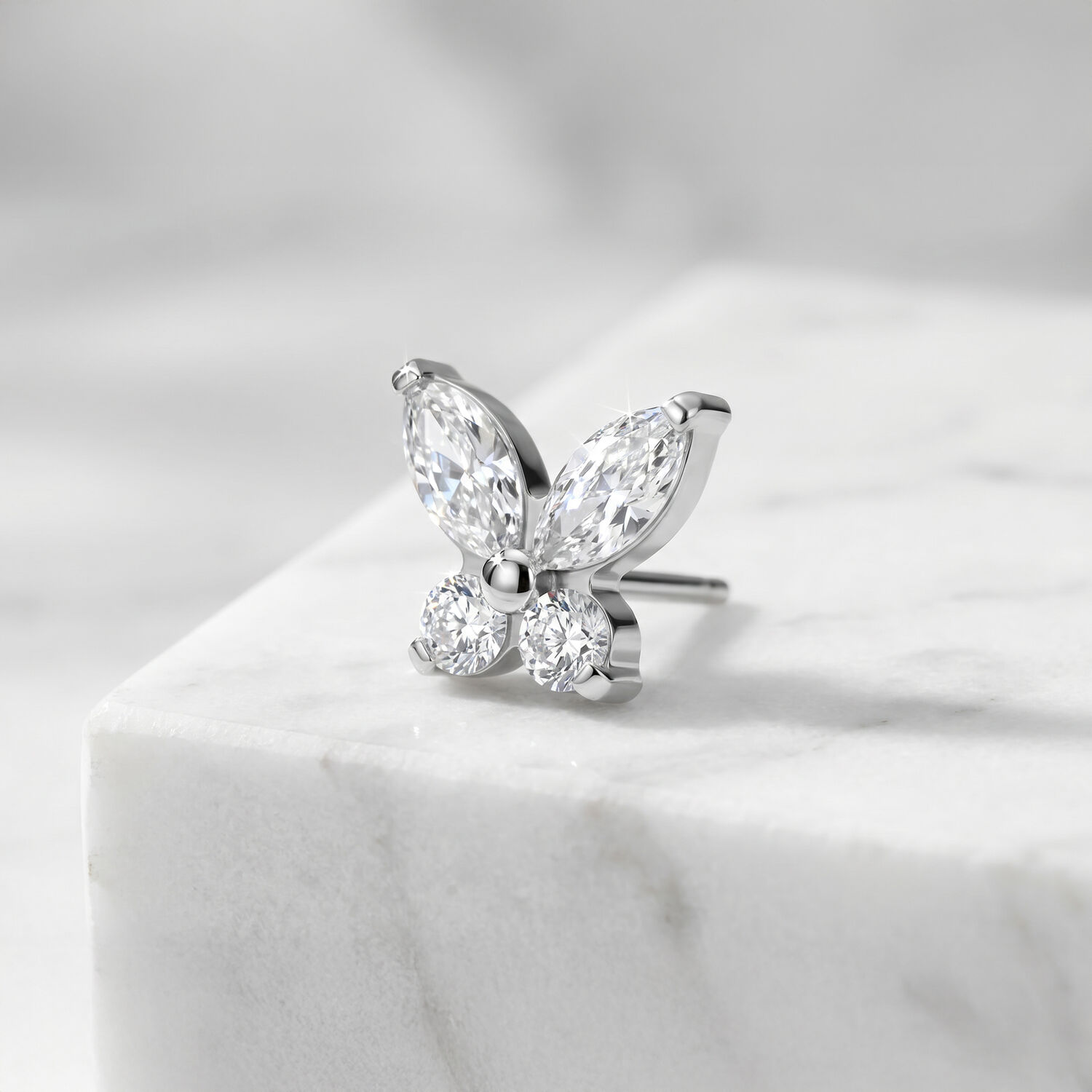 Embout papillon en argent avec cristaux clairs sur marbre