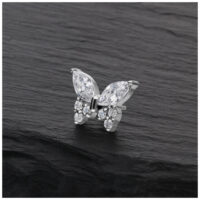 Embout papillon avec cristaux en titane Embout de piercing papillon argenté avec cristaux clairs sur fond sombre