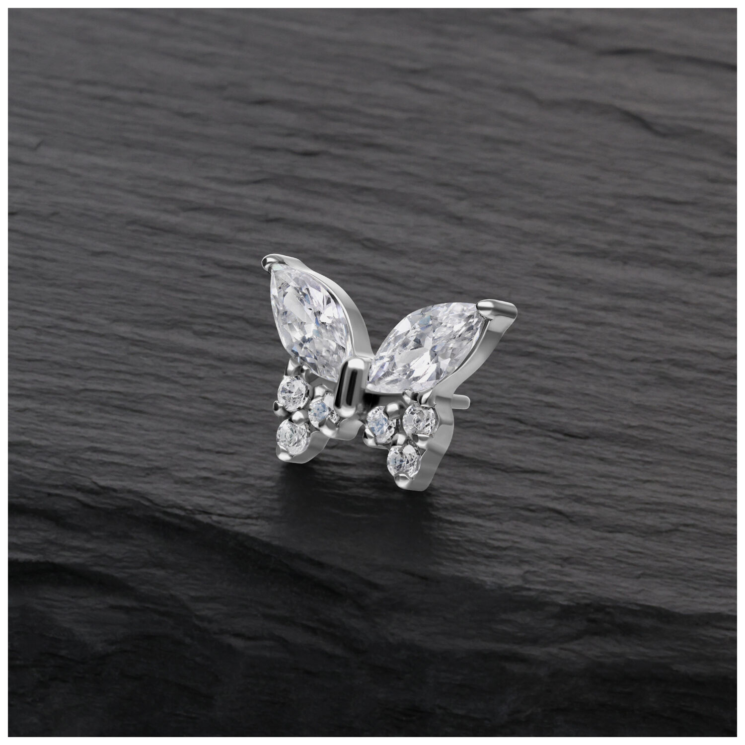 Embout papillon avec cristaux en titane Embout de piercing papillon argenté avec cristaux clairs sur fond sombre