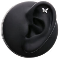 Embout papillon avec cristaux, Push Fit Embout papillon en argent avec cristaux clairs sur modèle d'oreille noir