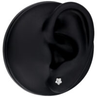 Embout fleur en argent avec pierre cristalline sur modèle d'oreille noir