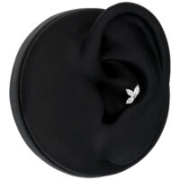 Embout Crystal Lotus pour piercing Push Fit Embout de piercing Crystal Lotus argenté sur modèle d'oreille noire