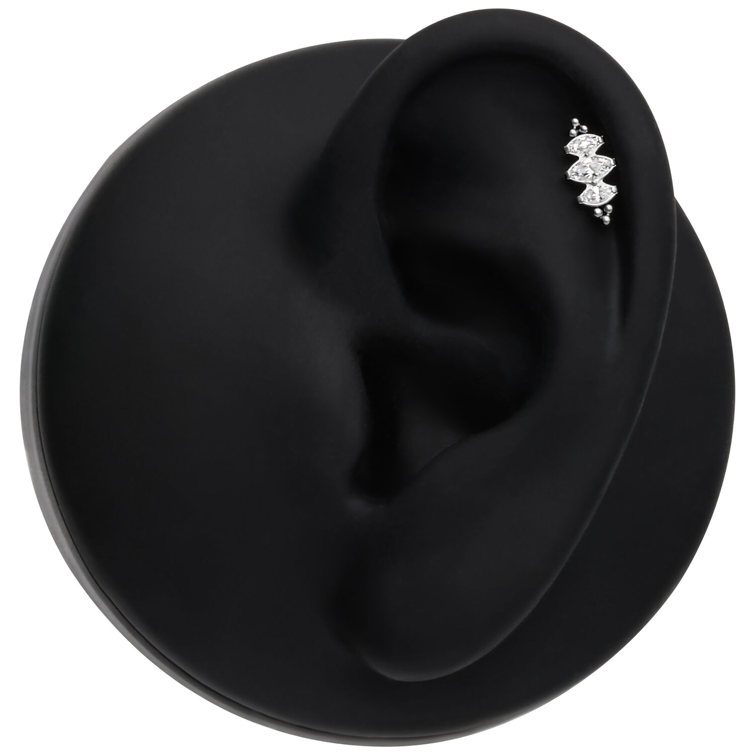 Embout Cristal Push Fit avec Pendentif Bulles Embout en cristal argenté sur modèle d'oreille noire sur fond blanc
