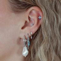 Embout Push Fit Argenté avec Cristal Turquoise Oreille avec plusieurs piercings, y compris un embout Push Fit argenté avec cristal turquoise