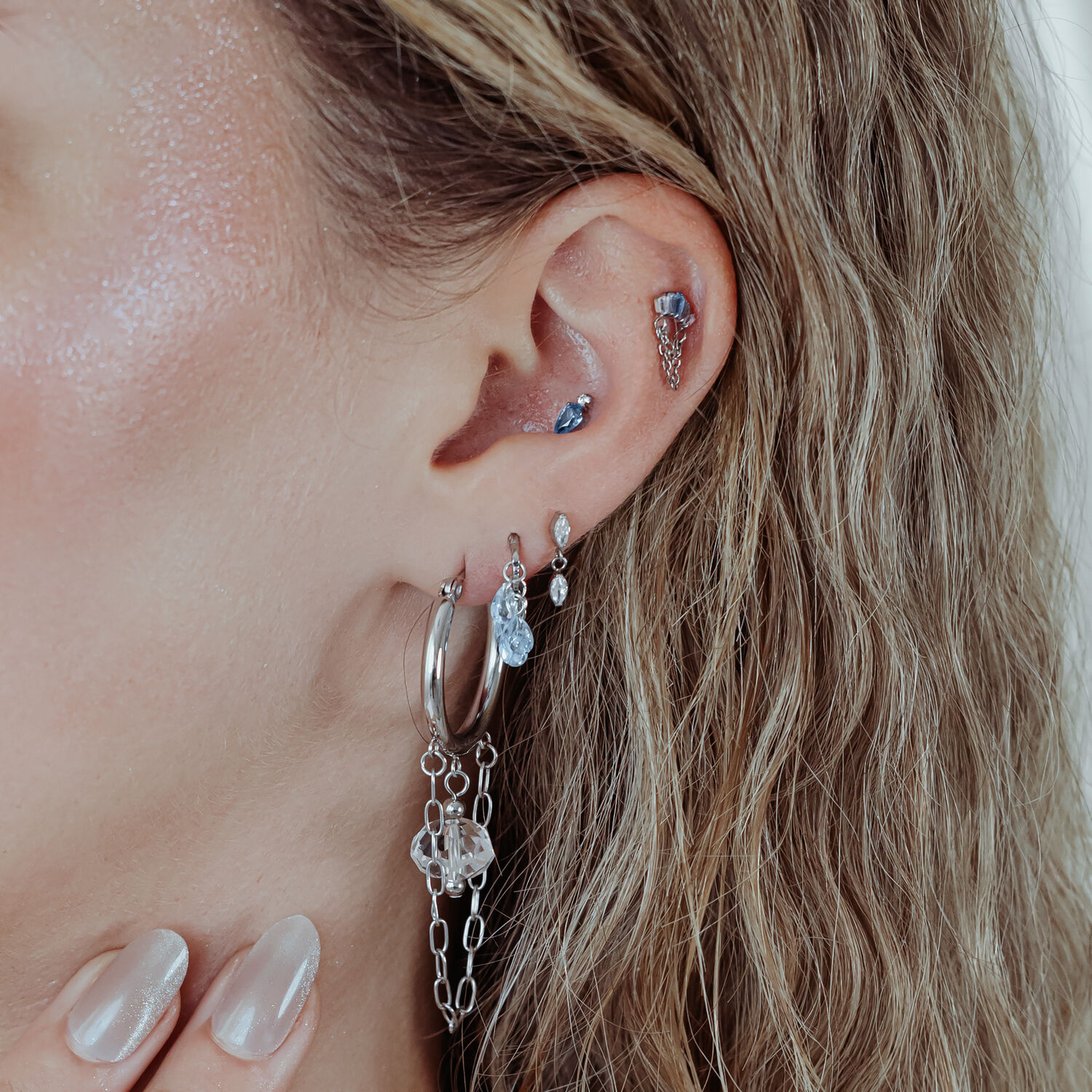 Mystic Dew piercing d'oreille en argent et or Oreille avec plusieurs piercings, y compris un embout Mystic Dew en argent