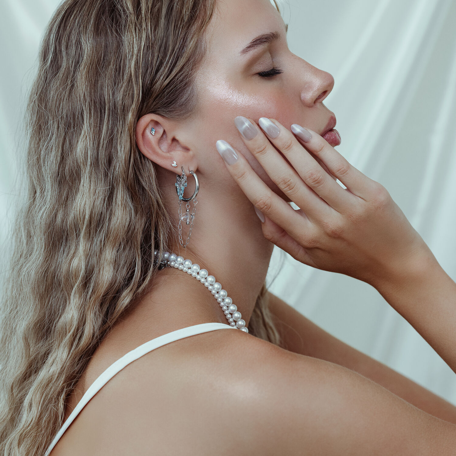 Embout Crystal Reef Push Fit en lavande et turquoise Gros plan d'une boucle d'oreille avec embout Crystal Reef en lavande et turquoise sur une oreille