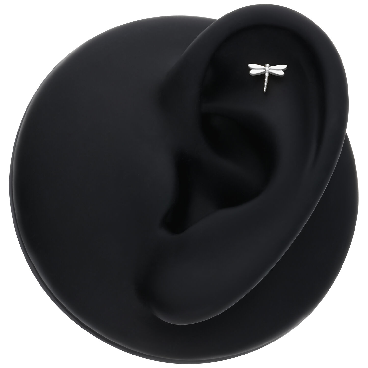 Embout libellule argenté dans un modèle d'oreille noire sur fond blanc
