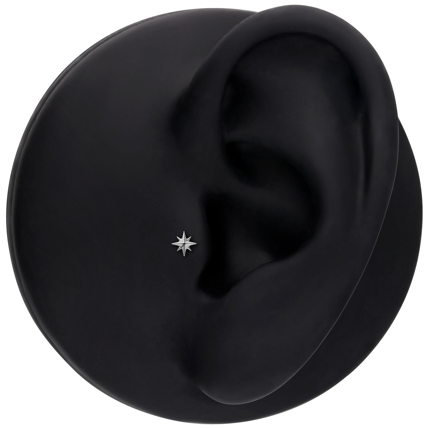 Embout en forme d'étoile pour piercings d'oreille, argent Embout argenté en forme d'étoile sur un modèle d'oreille noir, en studio