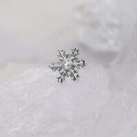 Embout flocon de neige en titane avec cristal Embout de piercing flocon de neige argenté avec cristal clair sur fond blanc