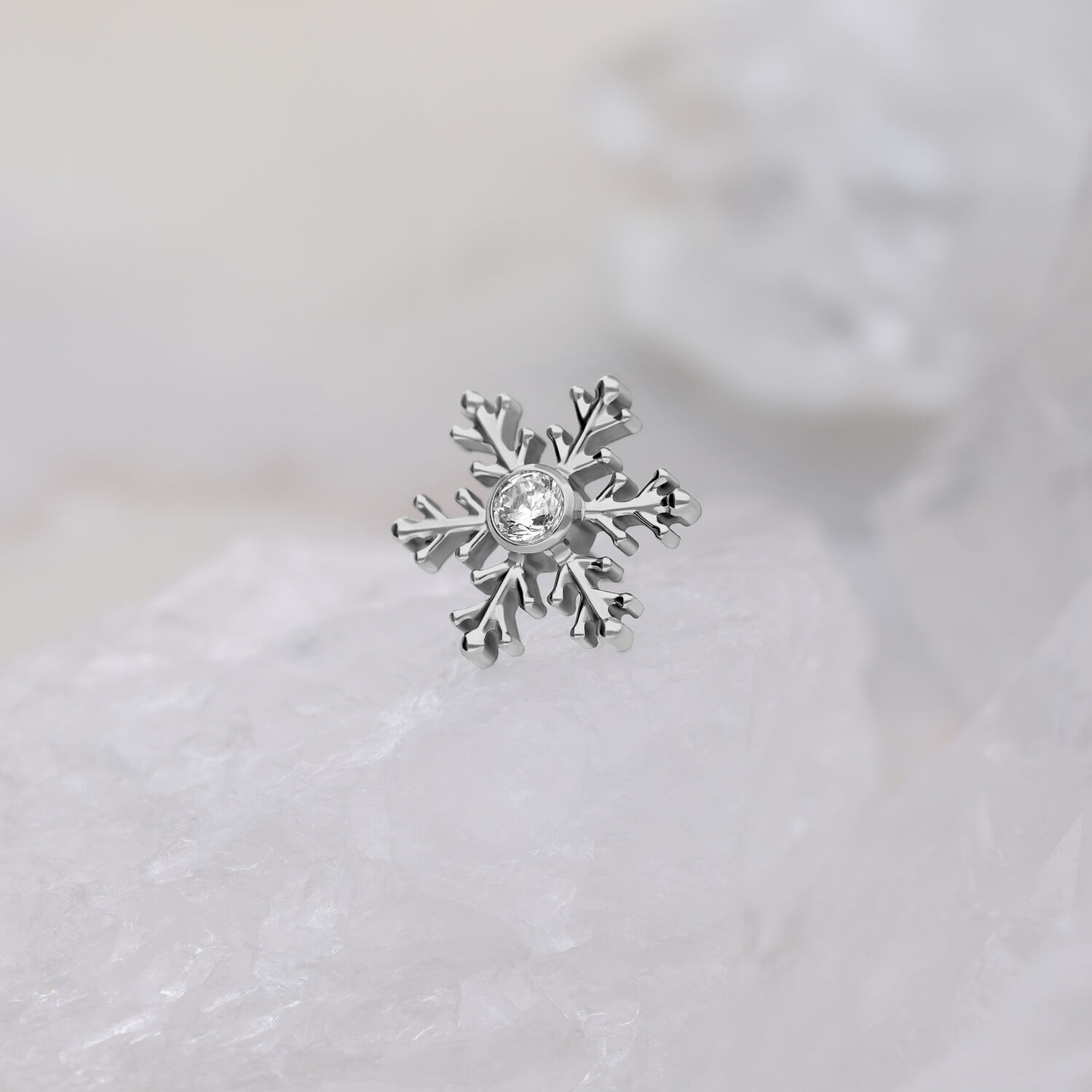 Embout flocon de neige en titane avec cristal Embout de piercing flocon de neige argenté avec cristal clair sur fond blanc