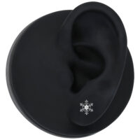 Embout de piercing flocon de neige argenté Embout flocon de neige argenté sur modèle d'oreille noire