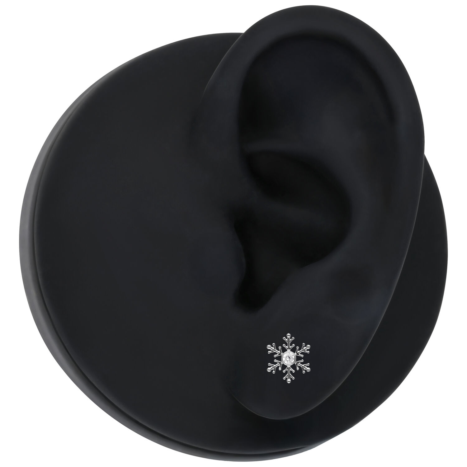 Embout de piercing flocon de neige argenté Embout flocon de neige argenté sur modèle d'oreille noire