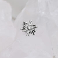 Embout Sunburst argenté Push Fit avec cristal Embout Sunburst argenté avec pierre cristalline sur fond blanc