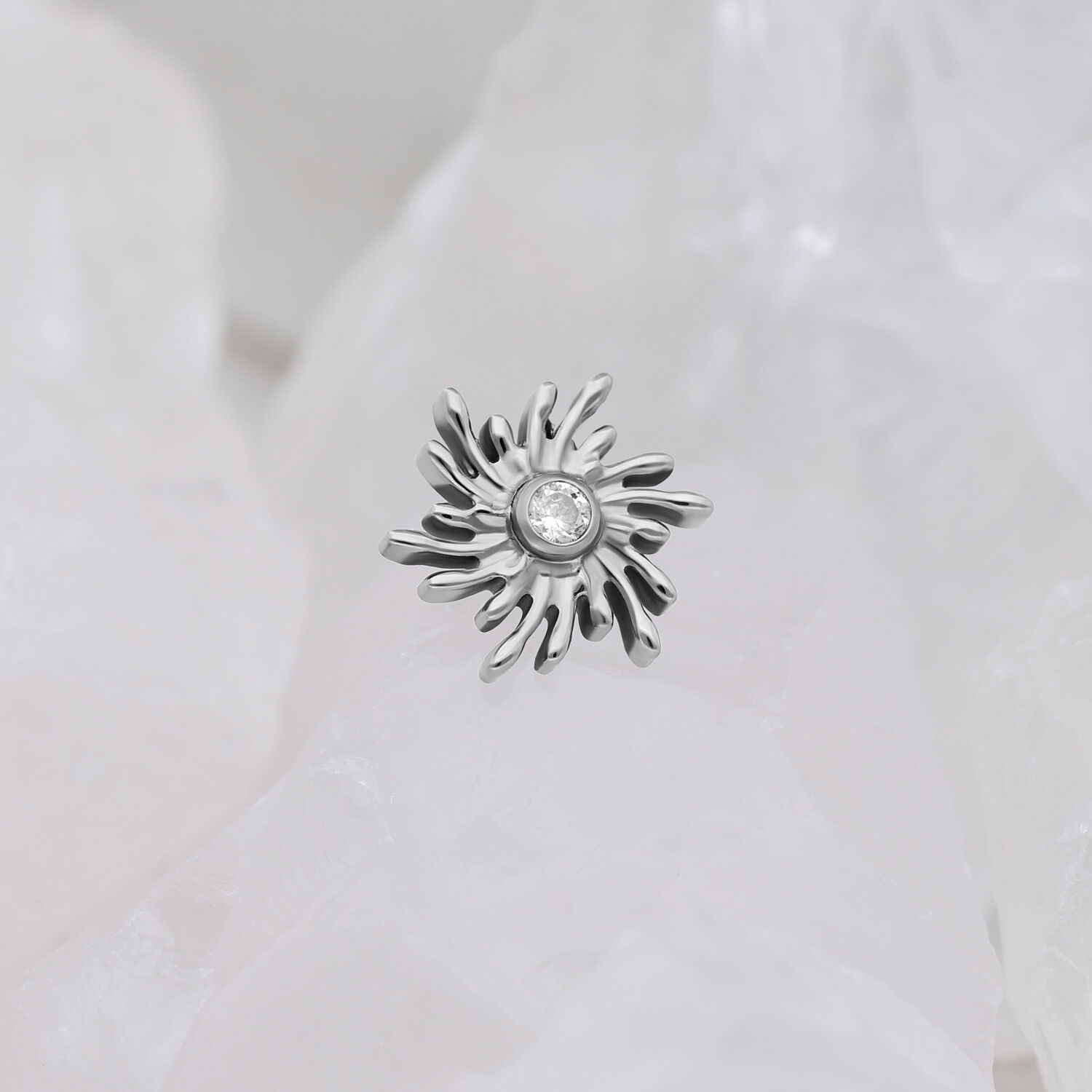 Embout Sunburst argenté Push Fit avec cristal Embout Sunburst argenté avec pierre cristalline sur fond blanc