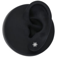 Embout Sunburst argenté Push Fit pour piercings d'oreille Embout de piercing Sunburst argenté sur modèle d'oreille noir