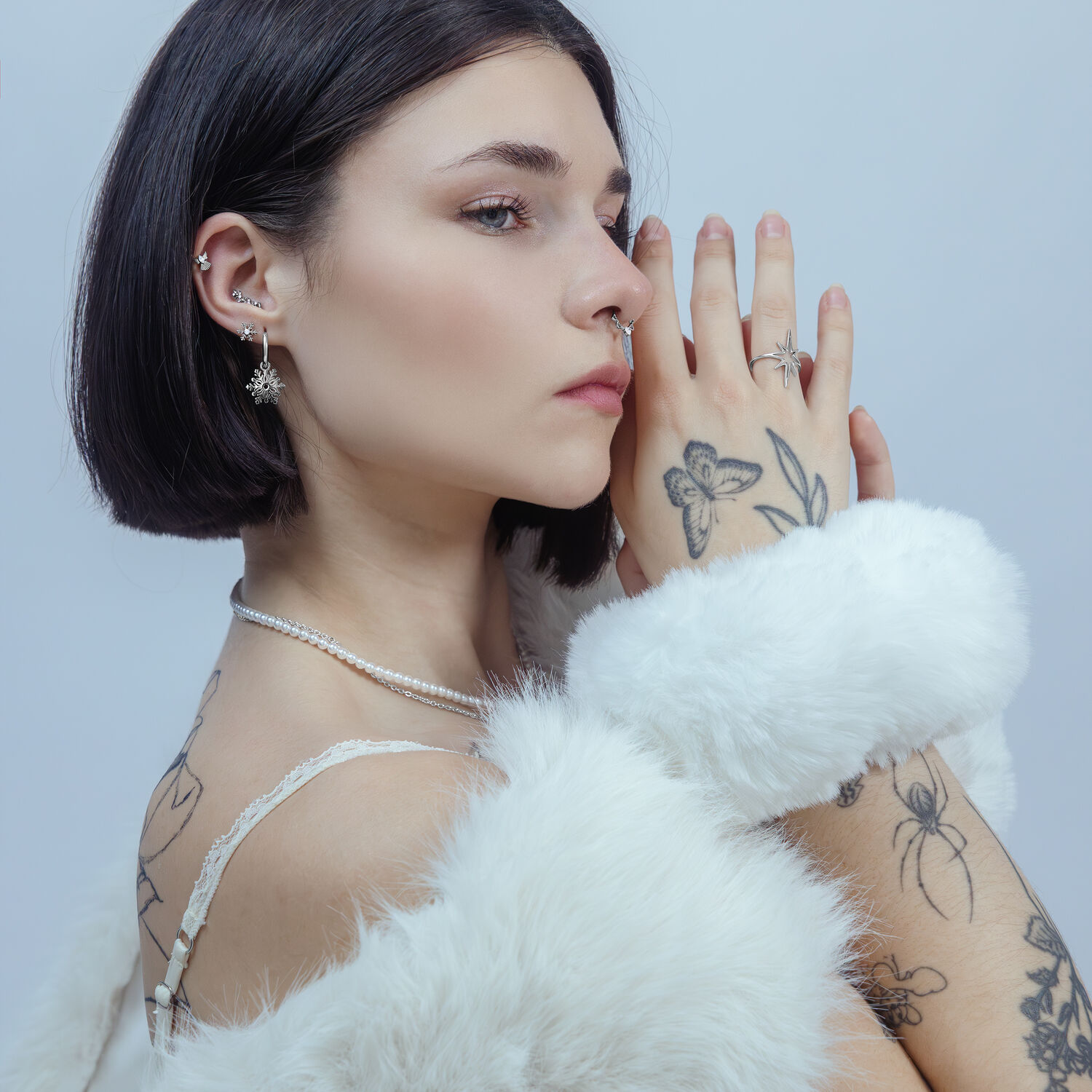 Embout Push Fit argenté avec cristal Femme avec embout Push Fit argenté dans l'oreille, fond blanc