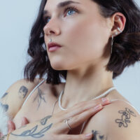 Embout Cristal Push Fit en Argent et Or Femme avec plusieurs piercings, embout cristal à l'oreille, look stylé
