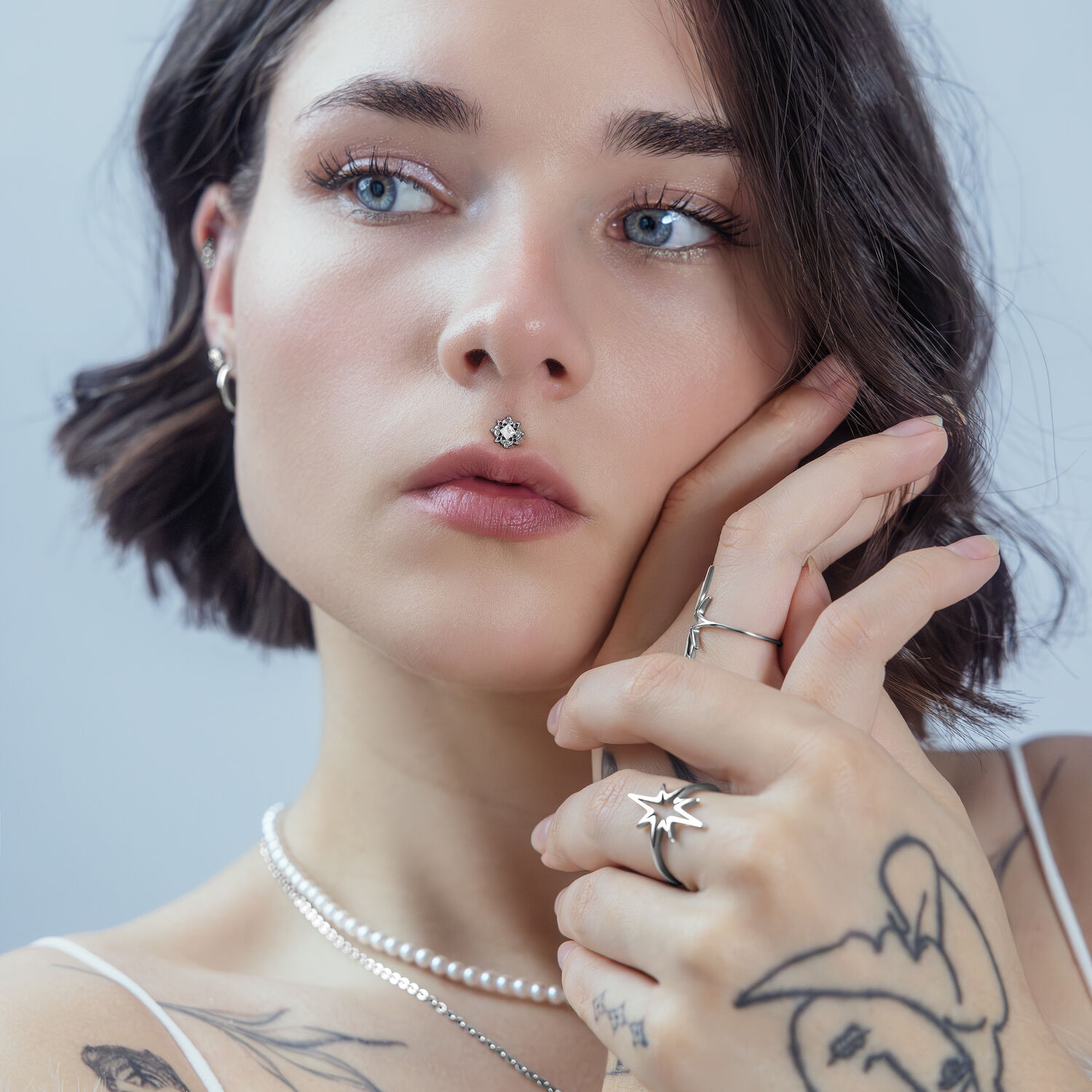 Push Fit Ornement avec cristal clair comme du cristal Femme avec un ornement Push Fit dans le piercing nasal, cristal clair