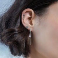 Embout de piercing en titane argenté à l'oreille Femme avec embout de piercing en titane argenté à l'oreille, gros plan
