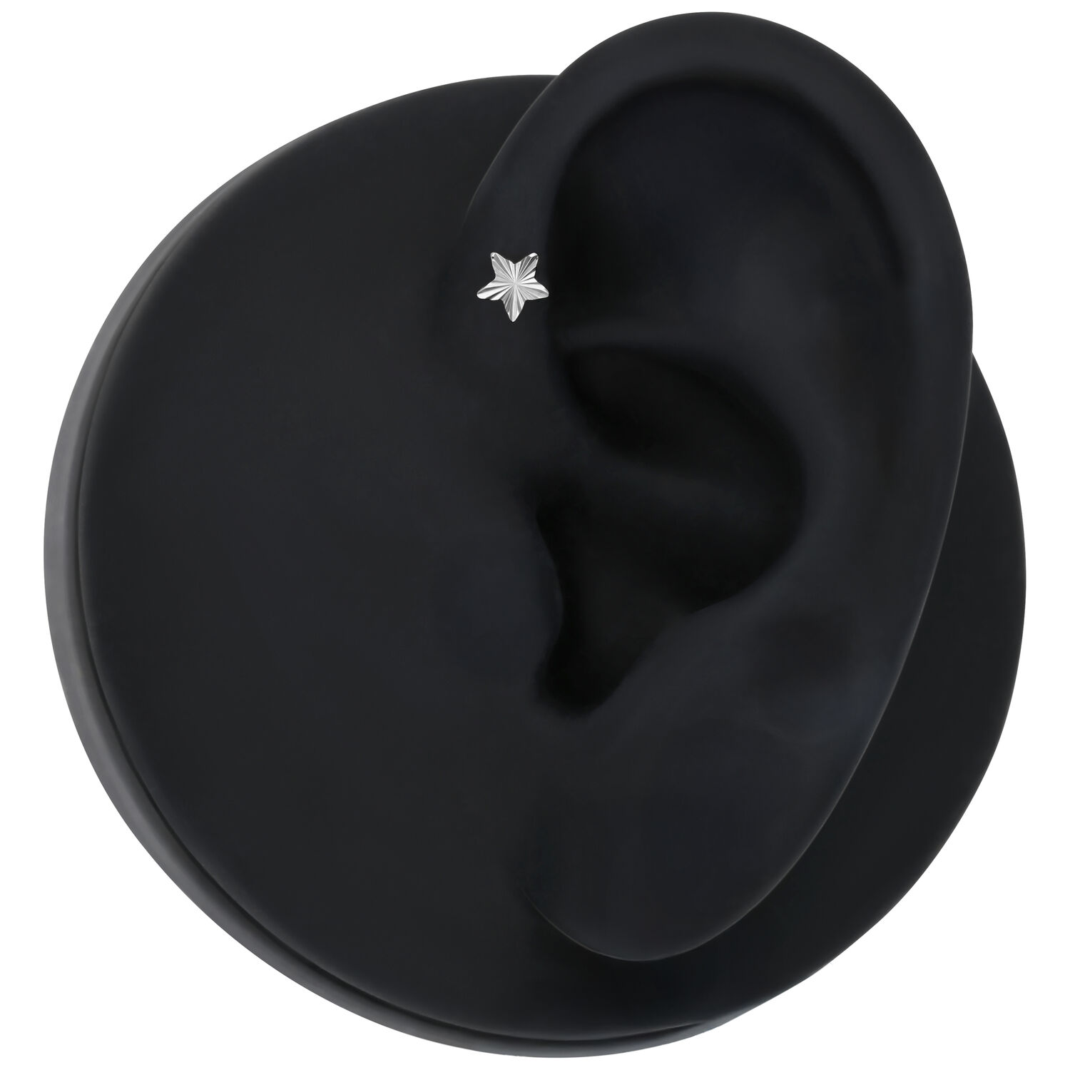Embout étoile argenté en titane sur modèle d'oreille noir