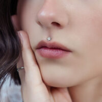 Embout étoile argenté sur piercing Medusa, gros plan