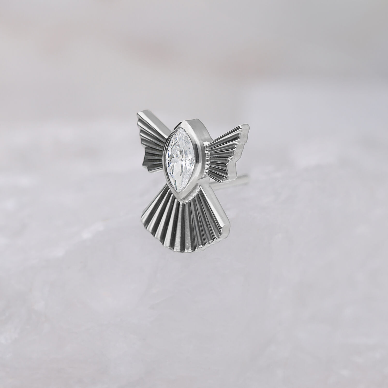 Embout Push Fit argenté en forme de flocon de neige avec cristal clair sur fond clair