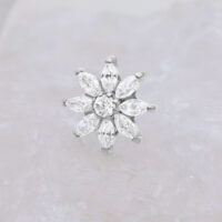 Embout Push Fit en forme de fleur avec cristal Embout Push Fit argenté avec fleurs en cristal clair sur fond blanc