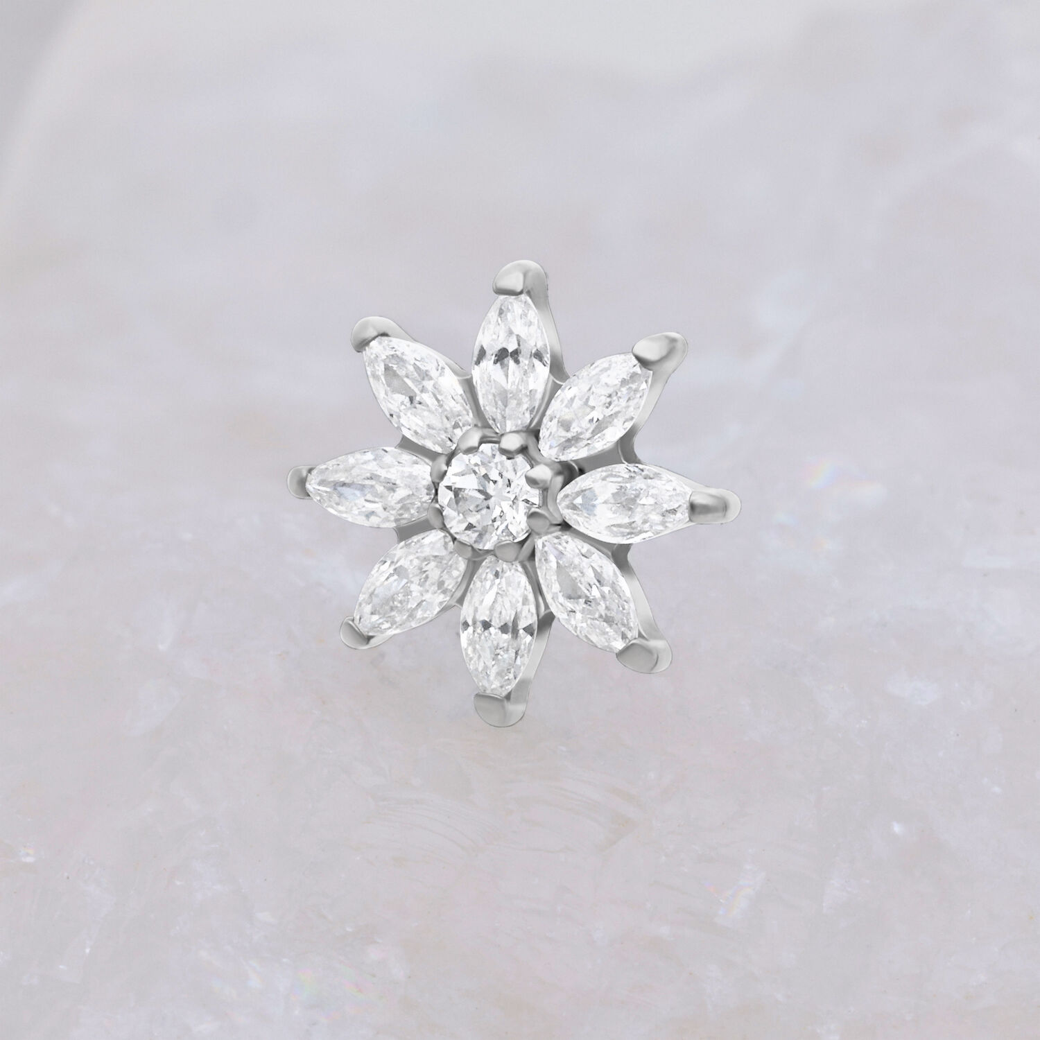 Embout Push Fit en forme de fleur avec cristal Embout Push Fit argenté avec fleurs en cristal clair sur fond blanc