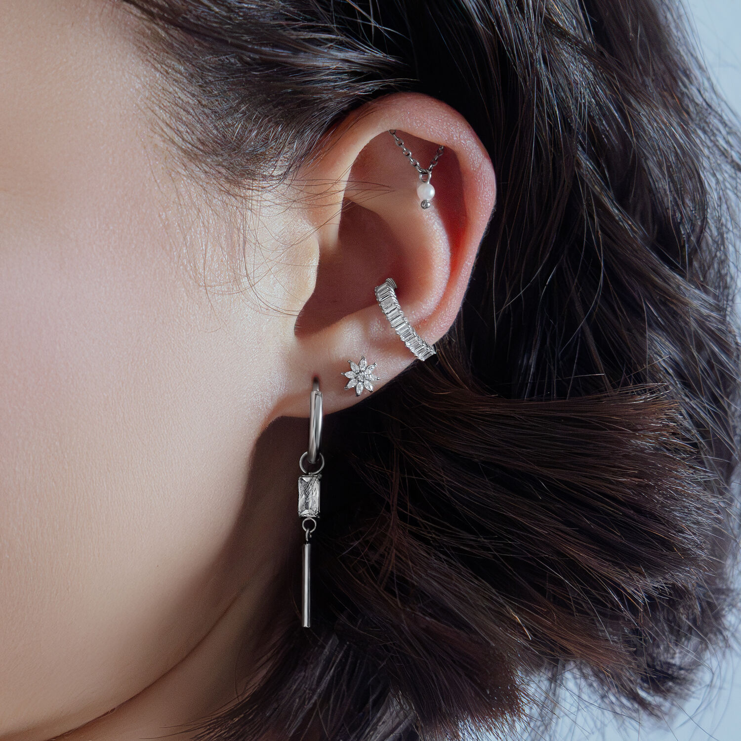 Embout Cristal Ice Flower Argent à l'Oreille Embout Cristal Ice Flower Argent à une oreille avec d'autres piercings argentés