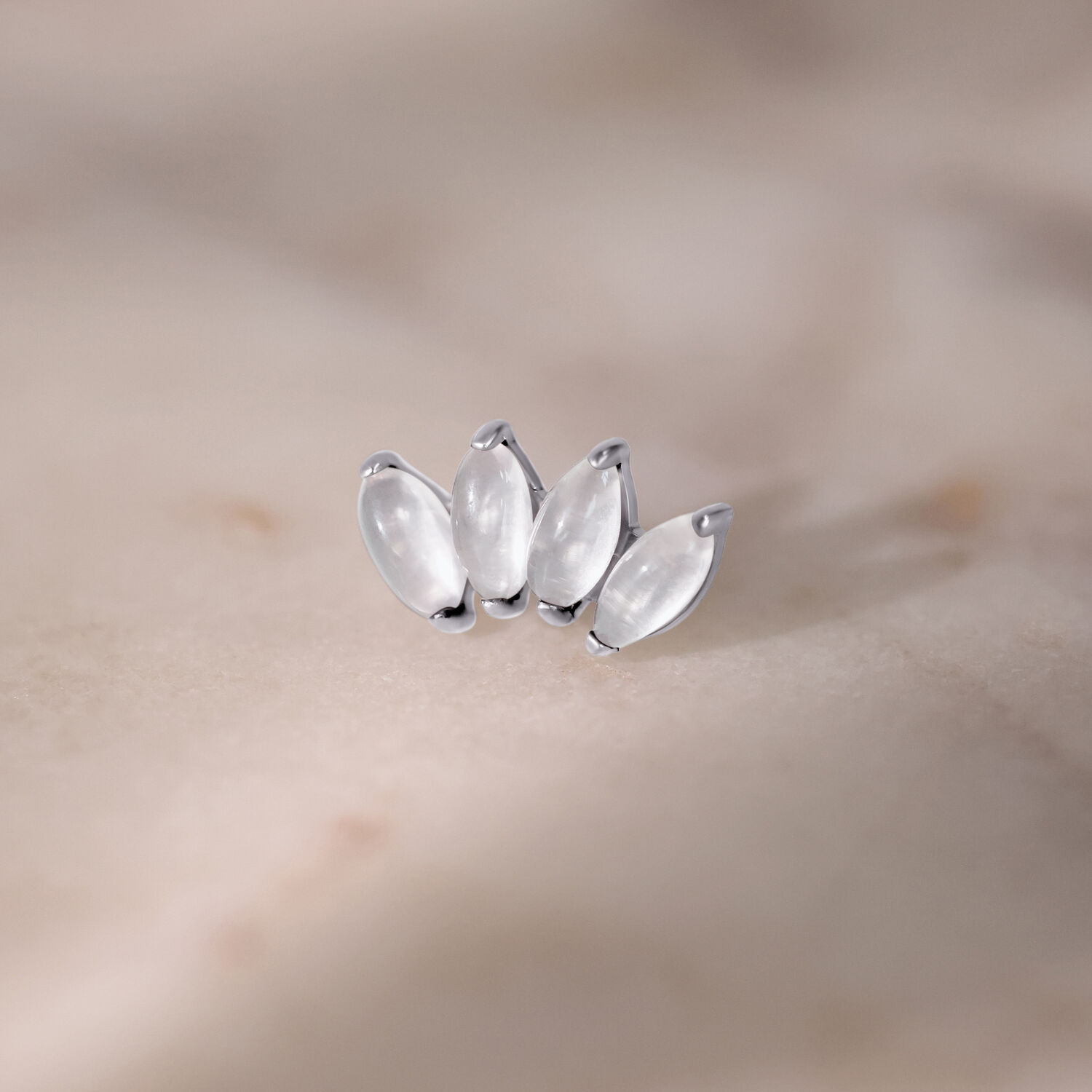 Embout en argent avec pierre de lune pour Push Fit Quatre embouts en argent avec pierre de lune sur fond marbré