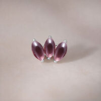Embout Lotus argenté avec trois pierres d'améthyste sur fond neutre