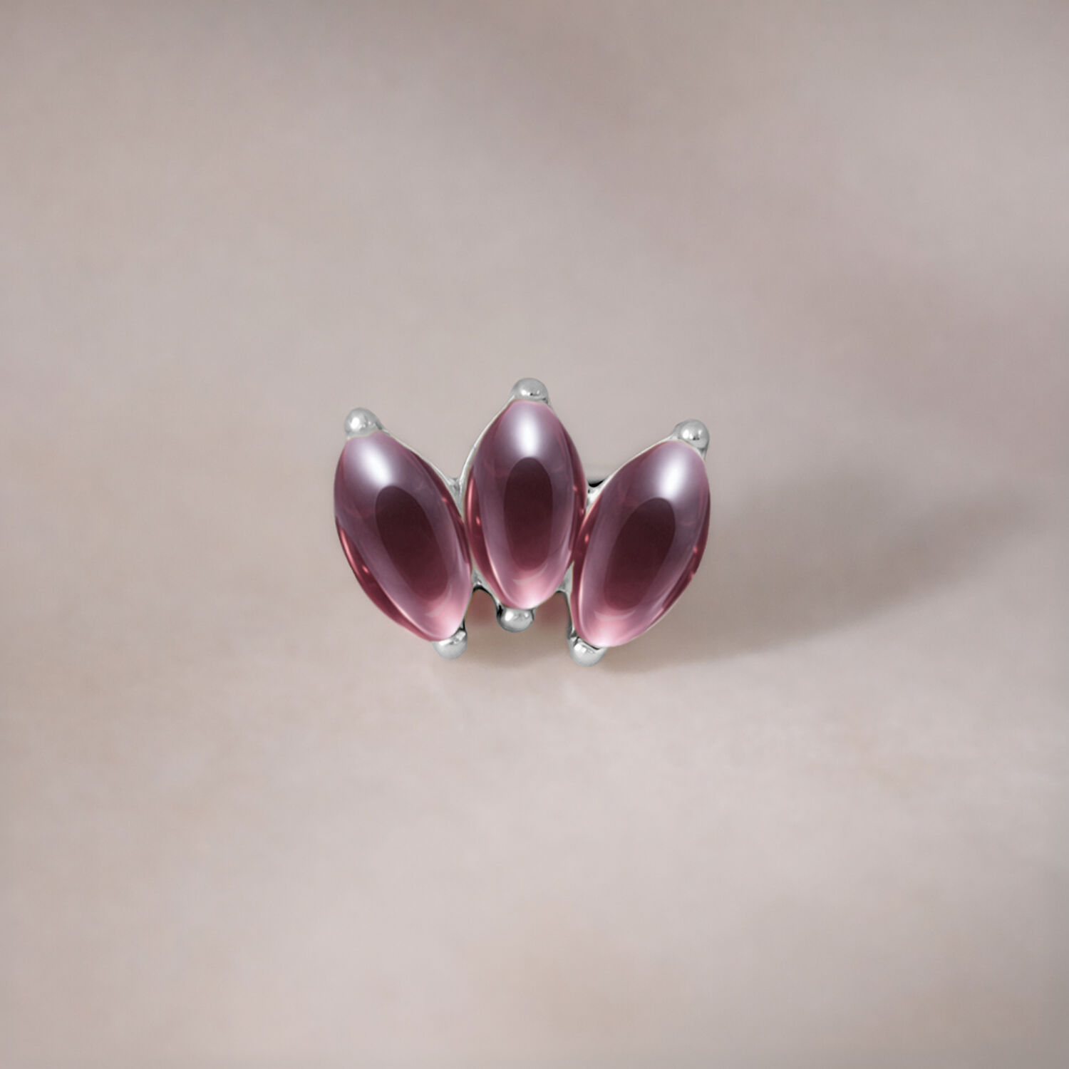 Embout Lotus argenté avec trois pierres d'améthyste sur fond neutre
