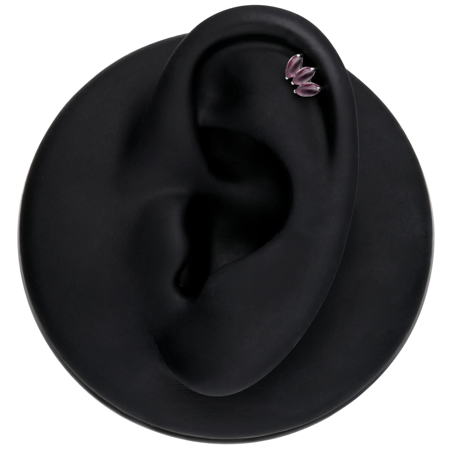 Lotus en argent avec améthyste présenté sur une oreille noire