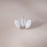Embout Lotus en argent avec trois pierres de lune sur fond neutre