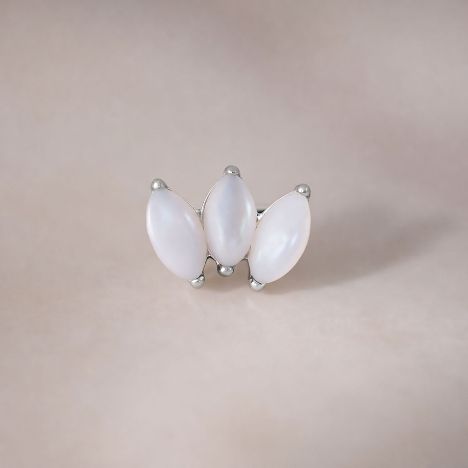 Embout Lotus en argent avec trois pierres de lune sur fond neutre